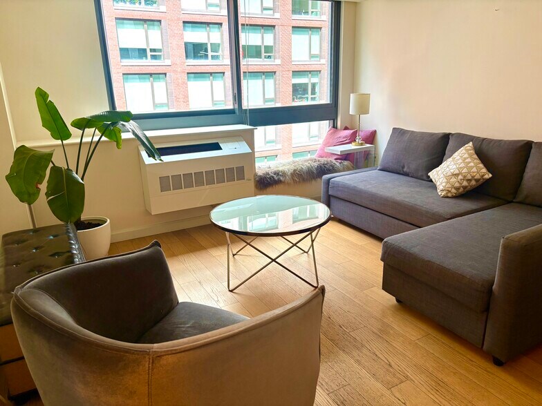 Building Photo - 535 W 52nd St