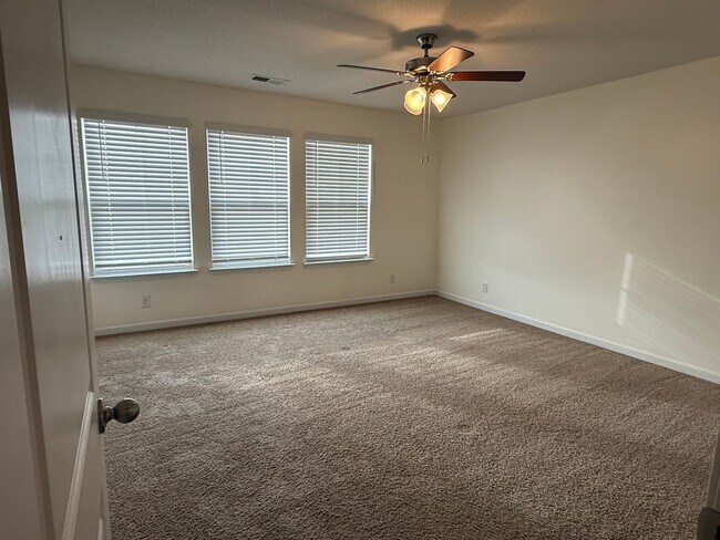 Building Photo - Beautiful 4 bedroom 2.5 bath home located in the Cliffs subdivision!