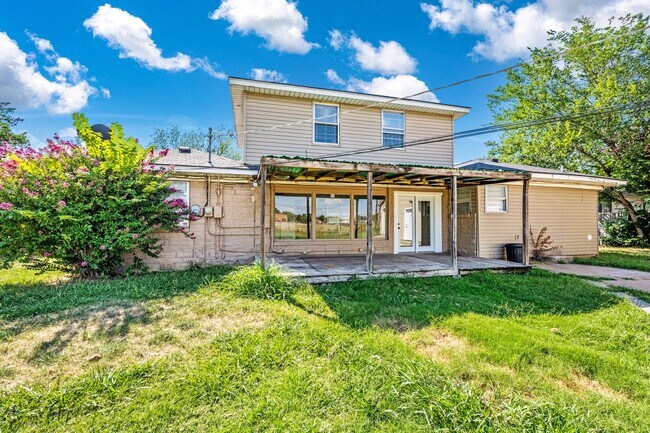 Building Photo - 5 Bedroom