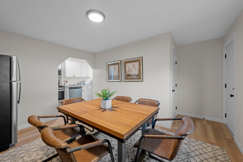 Building Photo - 135 E Loretta Ave