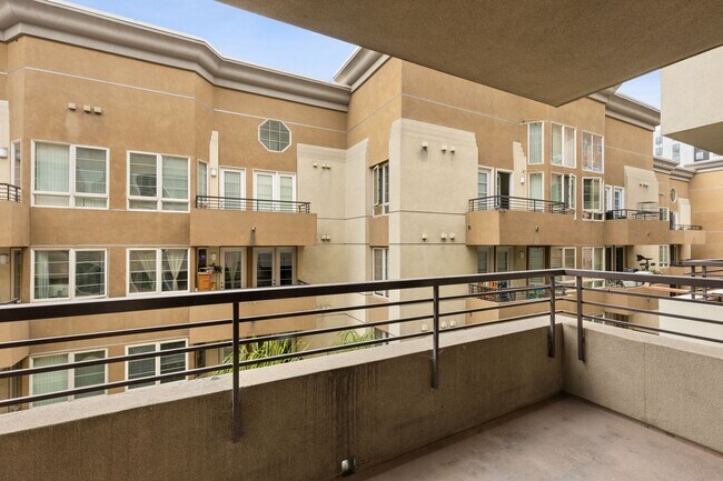 Building Photo - 2 Bed/2 Bath Condo available at Union Square!