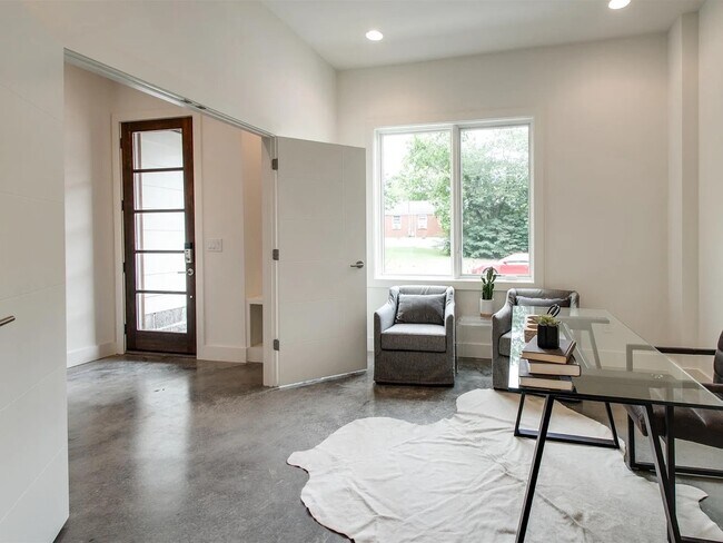 Building Photo - 818-813 13th Ave S