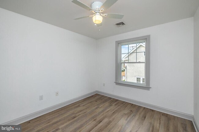 Building Photo - 411 James St