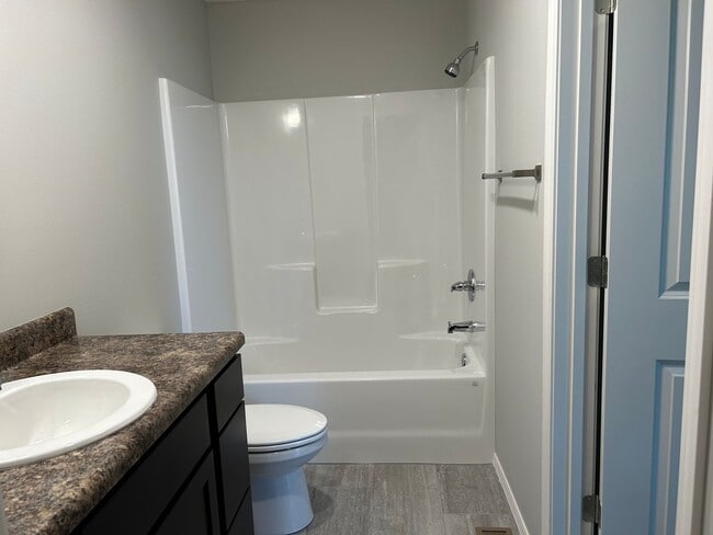 Building Photo - Newer 3 bedroom duplex - Aurora MO