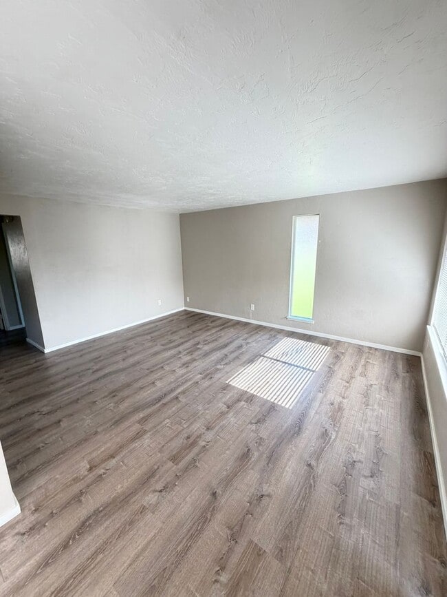 Building Photo - Pet Friendly 2 Bedroom in Lebanon!