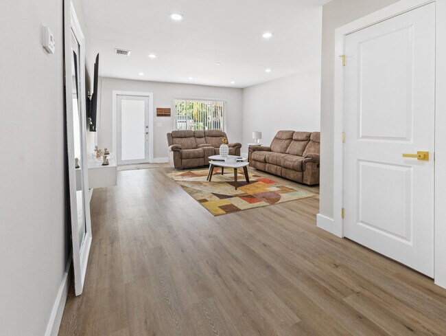 Building Photo - 1322 Riverside Cir