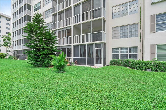 Building Photo - 3150 N Palm Aire Dr
