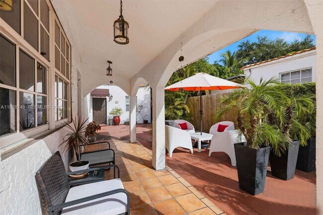 Building Photo - 521 NE 70th St