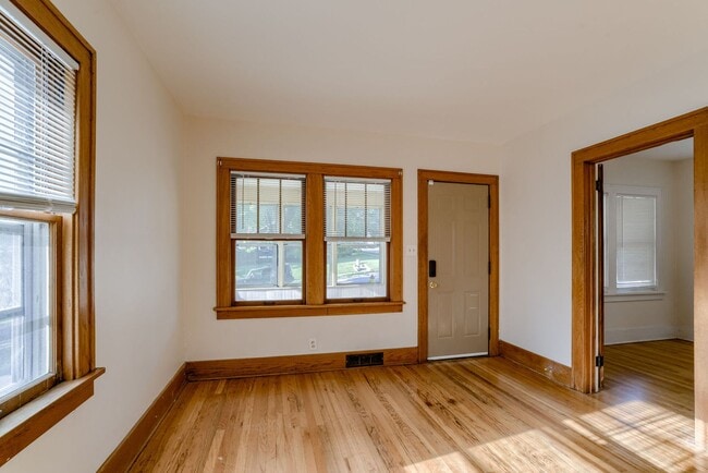 Building Photo - Great Location Close To Aksarben Village!!