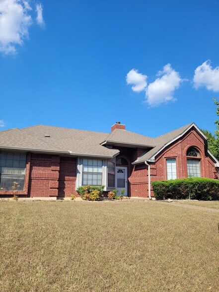 Building Photo - 327 Meadowcreek Dr