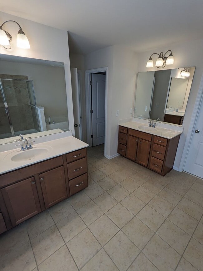 Building Photo - Stunning 7 Bedroom House with a Loft and U...