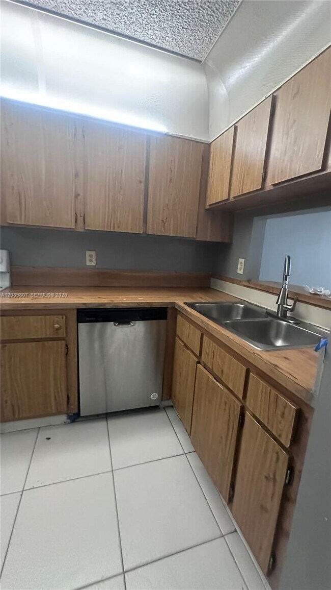 Building Photo - 821 Twin Lakes Dr