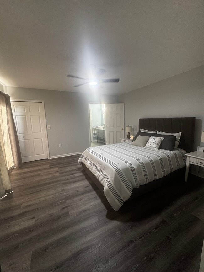 Building Photo - Spacious & Beautifully Updated Townhome in a Prime Location!