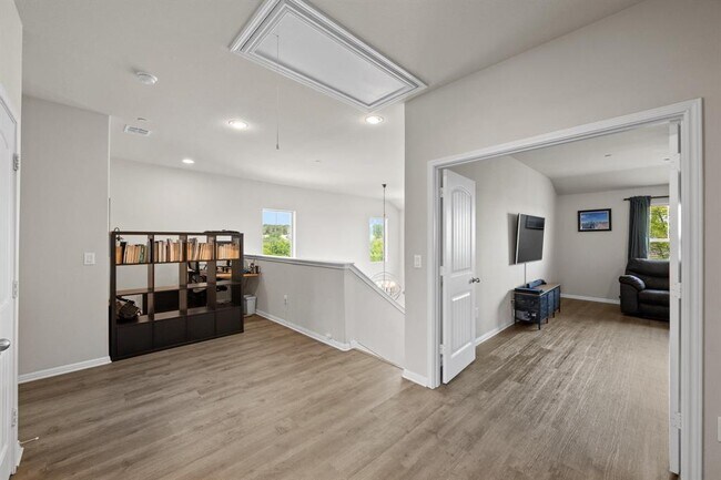 Building Photo - 516 E Slaughter Ln