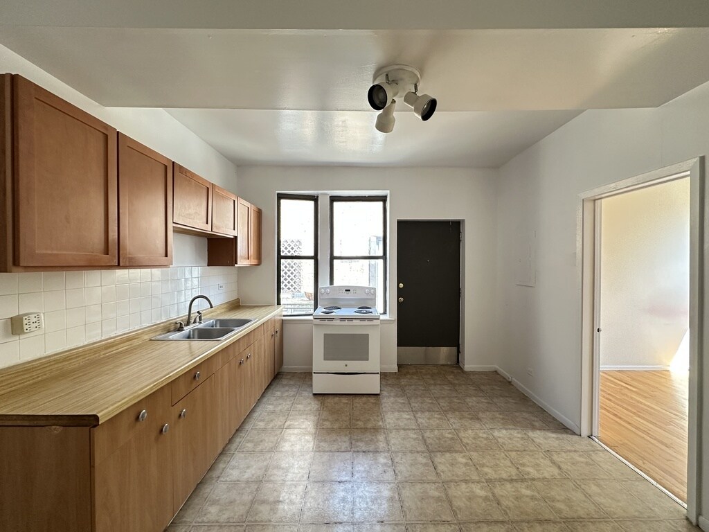 Building Photo - 3147 W Medill Ave