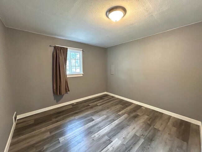 Building Photo - Charming 4 Bedroom Home with Fully Fenced Yard