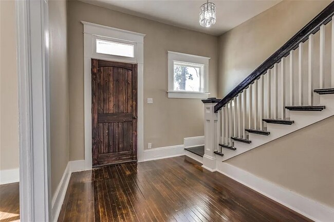 Building Photo - 423 E Sears St