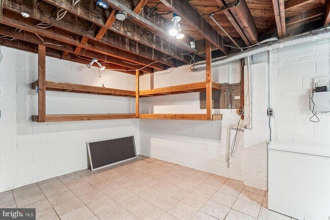 Building Photo - 5813 Midhill St