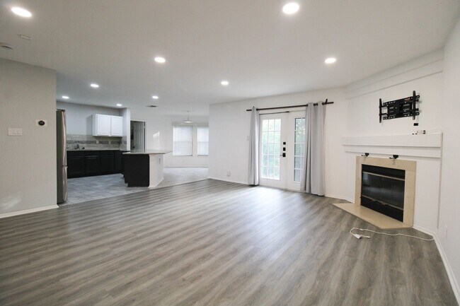Building Photo - 14018 N Hills Village Dr
