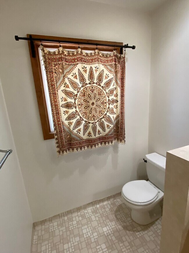 Building Photo - Spacious Visalia home in a well establishe...