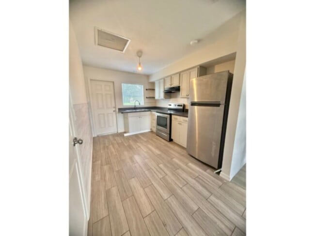 Building Photo - -AVAILABLE NOW! Updated 2BR/1BA Duplex  Fr...