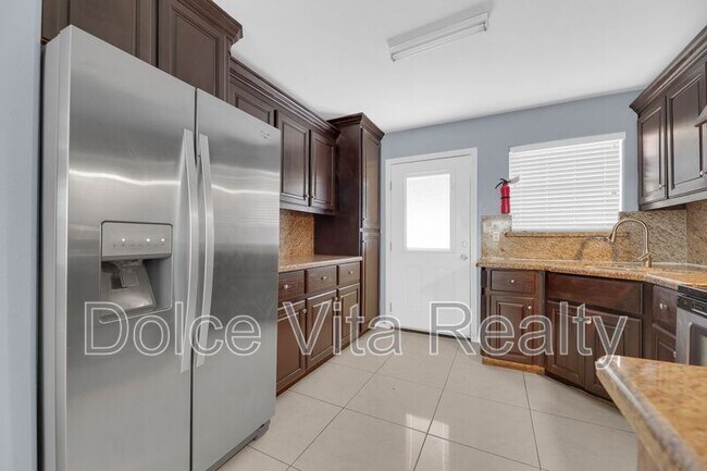 Building Photo - 110 S Ridge Ln