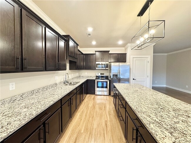 Building Photo - 812 NE Hts Ln