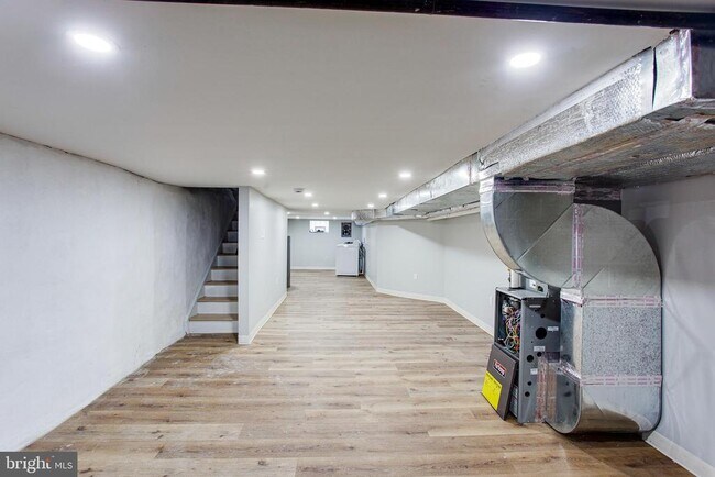 Building Photo - 1422 S Vogdes St
