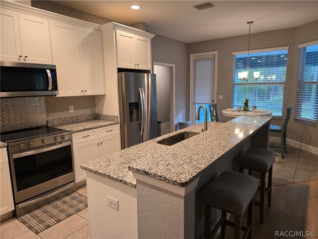 Building Photo - 13 Whitewood Ct