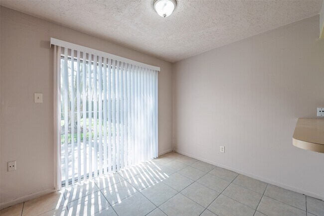 Building Photo - 1915 Mustang Springs Dr