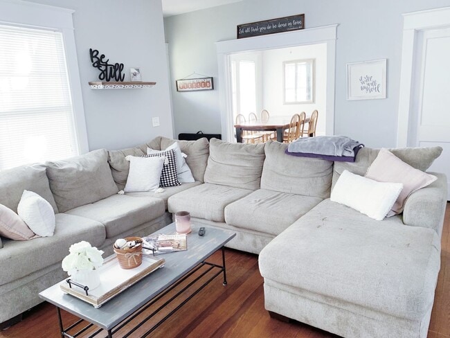 Building Photo - Beautiful 2 Bedroom home one block from ECU!
