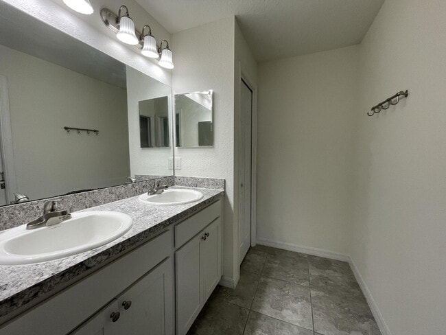 Building Photo - Move-In Ready! Beautiful 3BR/2BA with New Flooring & Fresh Paint