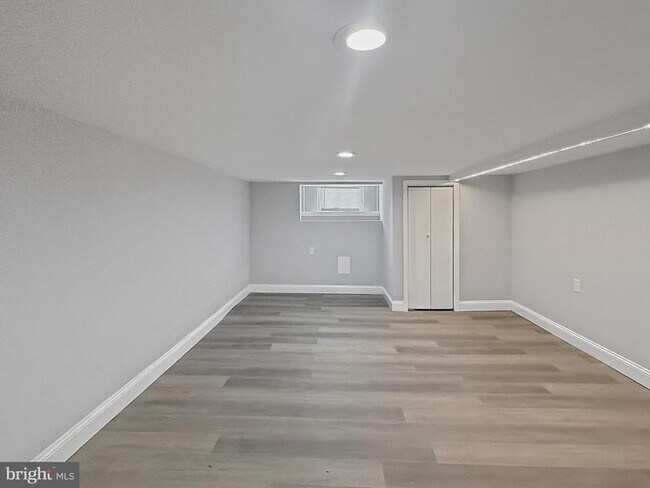 Building Photo - 733 N Linwood Ave