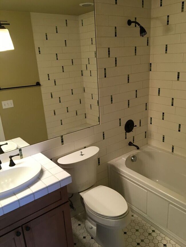 Building Photo - Town Home Tacoma 2bdr 2.5 bath w/ roof top deck & VIEW!!