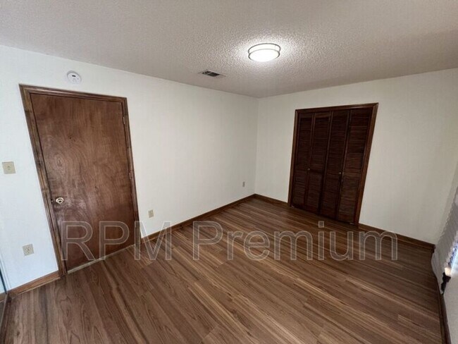 Building Photo - 13936 Cayuga Dr