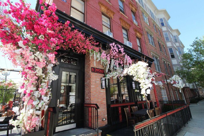 Building Photo - 711 Clinton St