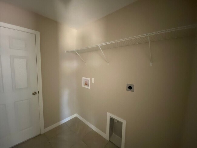 Building Photo - Desirable SE Ocala Neighborhood 3/2/2 **Won't Last**