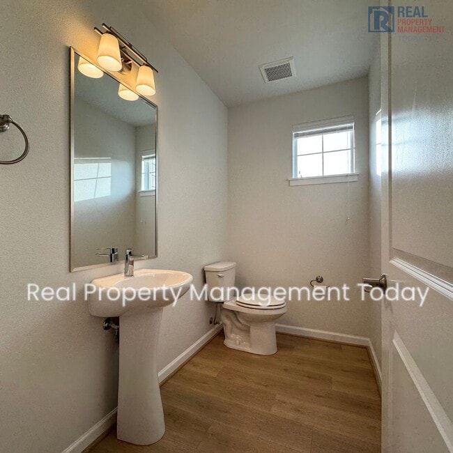 Building Photo - Beautiful 2 bed & 2.5 bath condo in Kent!!