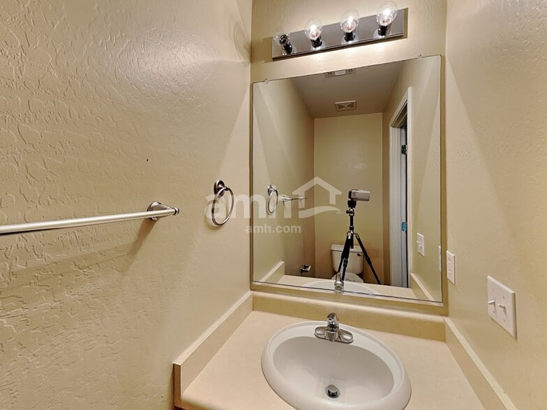 Building Photo - 18522 W Legend Dr