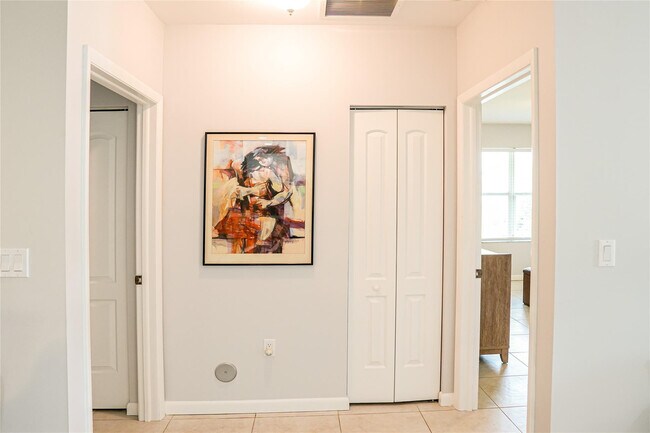 Building Photo - 821 SW 13th Ct