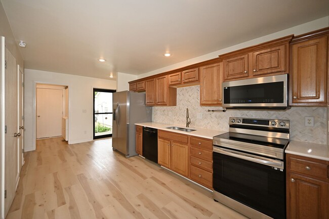 Building Photo - Nice 2 bedroom, 2.5 bath Townhouse with ba...