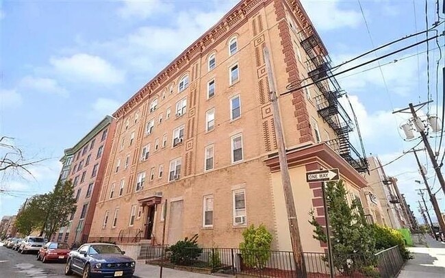 Building Photo - 533 Monroe St