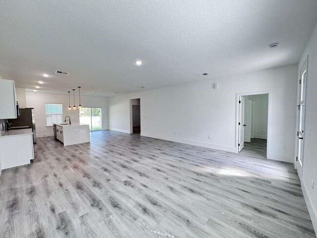 Building Photo - 7130 N Glenridge Cir