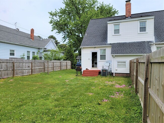 Building Photo - 69 Greenbriar Ave