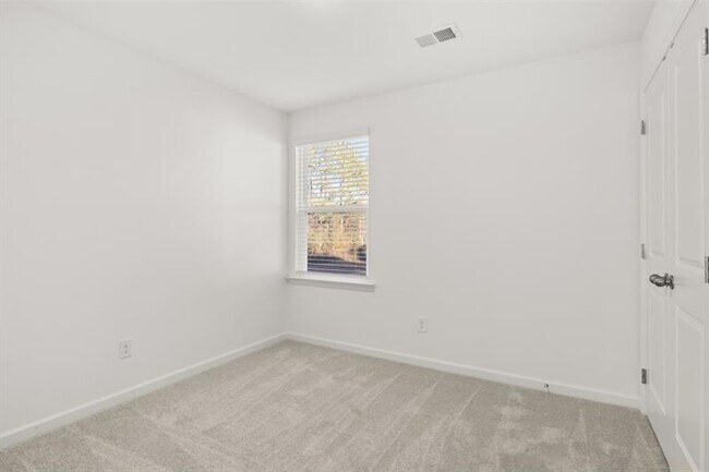 Building Photo - 874 Evergreen Rd