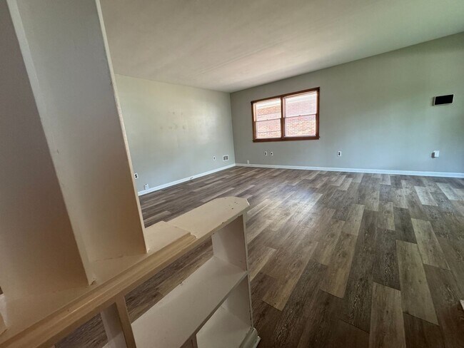 Building Photo - JEROME’S  3 Bed/1.5 Bath JEWEL IS READY FO...