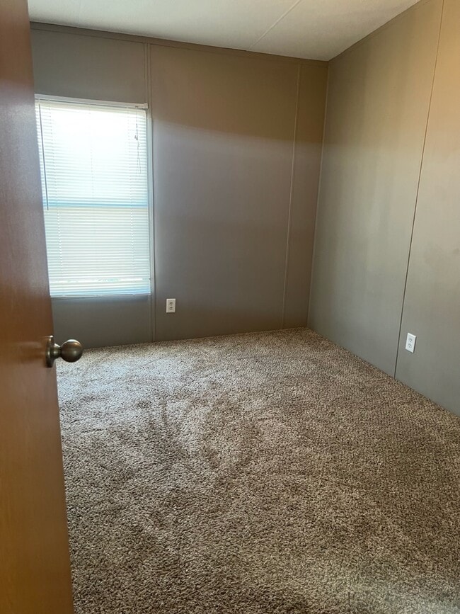 Building Photo - 204 E 1st St