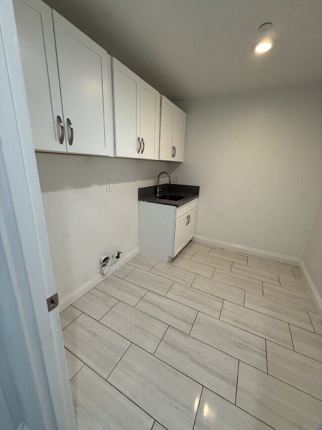 Building Photo - New Gas Range & Refrigerator.  Spacious rooms, private yard and RV parking.  Must see - Won't las...