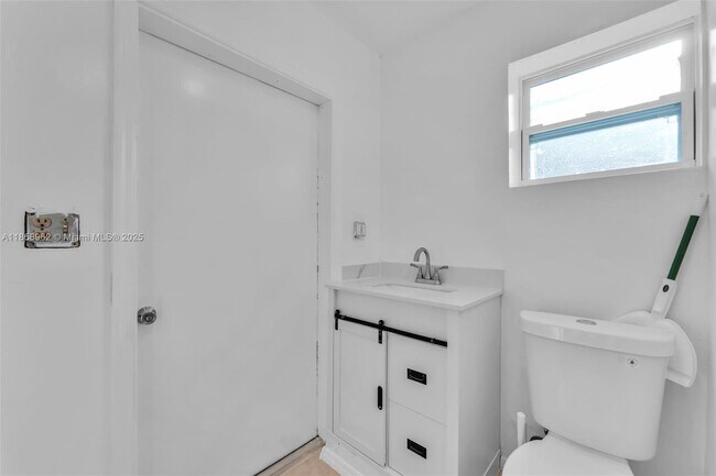 Building Photo - 820 SW 12th Ct