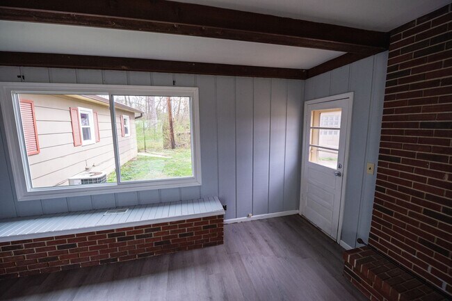 Building Photo - Lovely 3 Bed / 2 Bath in Private Setting--AVAILABLE NOW!!!